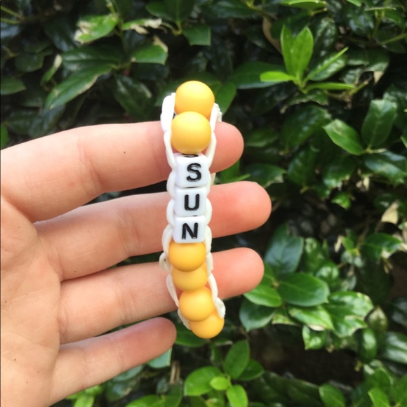 A sun bracket with a white border - Picture 1 of 1